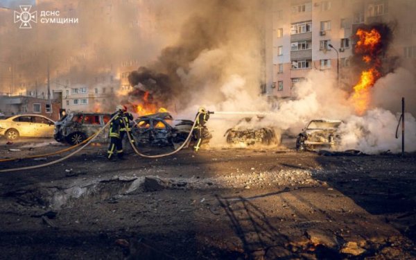 У МВС показали наслідки ракетного удару по Сумах: згоріли десять авто
У МВС показали наслідки ракетного удару по Сумах: згоріли десять авто