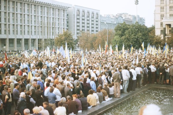 День флага. Как сине-желтое знамя в Украине стало символом борьбы за свободу
День флага. Как сине-желтое знамя в Украине стало символом борьбы за свободу