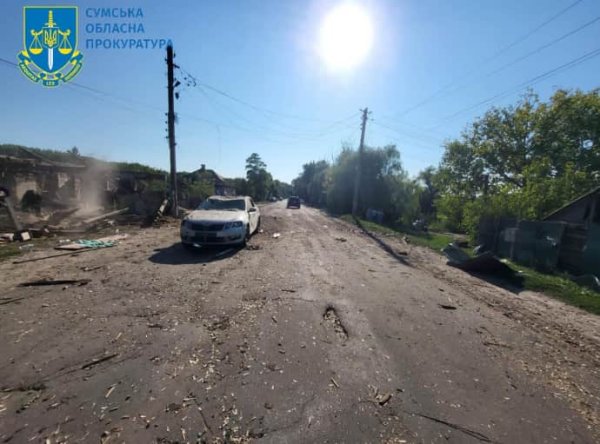 Россияне сбросили КАБ на Белополье: погиб мужчина, его дочь серьезно ранена Россияне сбросили КАБ на Белополье: погиб мужчина, его дочь серьезно ранена