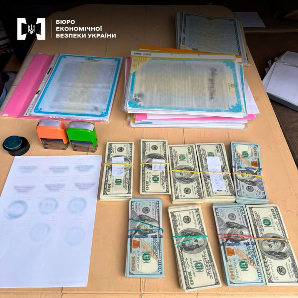 Более 4,7 миллиона евро в багажнике: БЭБ изъяло «черную» кассу поставщика продовольствия для ВСУ (фото)
Более 4,7 миллиона евро в багажнике: БЭБ изъяло «черную» кассу поставщика продовольствия для ВСУ (фото)