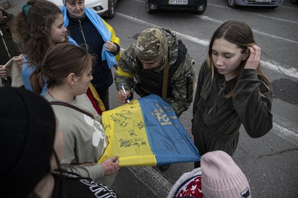 День флага. Как сине-желтое знамя в Украине стало символом борьбы за свободу
День флага. Как сине-желтое знамя в Украине стало символом борьбы за свободу