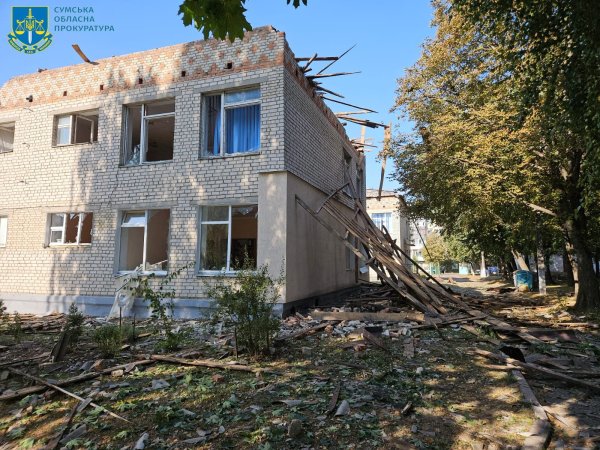 Росіяни скинули КАБи на Глухів у Сумській області
Росіяни скинули КАБи на Глухів у Сумській області