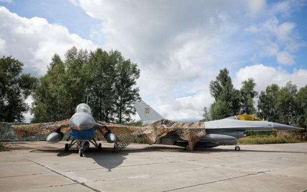 "Мілітарний": винищувачі F-16 для України оснастили системою раннього попередження про ракетний напад
"Мілітарний": винищувачі F-16 для України оснастили системою раннього попередження про ракетний напад