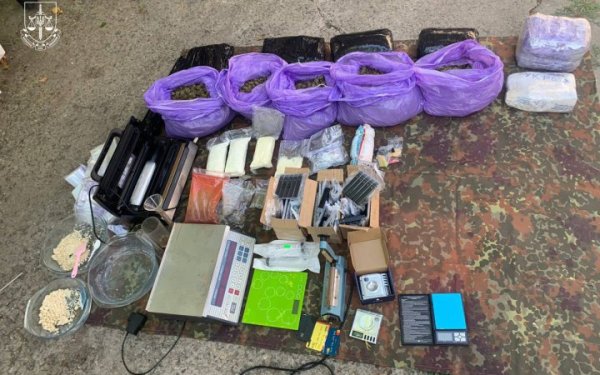 Правоохоронці заявили про перекриття потужного каналу виготовлення і збуту наркотиків у кількох регіонах
Правоохоронці заявили про перекриття потужного каналу виготовлення і збуту наркотиків у кількох регіонах