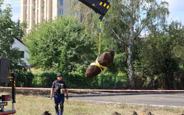 У Вінниці сапери знищили дві авіабомби
У Вінниці сапери знищили дві авіабомби