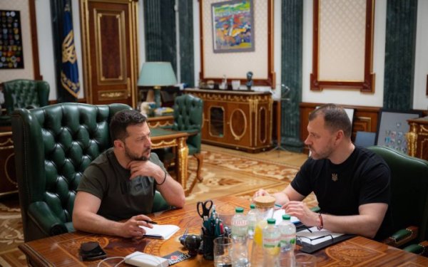 Зеленський скликає на понеділок нараду через зрадників і втікачів із України
Зеленський скликає на понеділок нараду через зрадників і втікачів із України