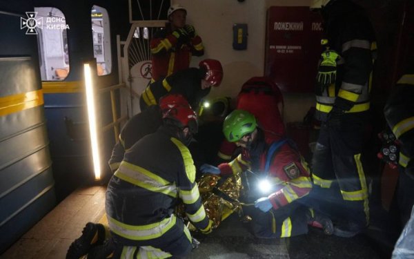 У Києві чоловіка затиснув вагон потяга метро
У Києві чоловіка затиснув вагон потяга метро