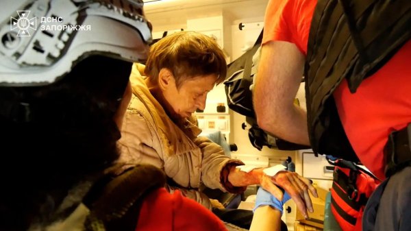 Уночі окупанти завдали авіаударів по Запоріжжі. Кількість поранених зросла до 22 (оновлено)
Уночі окупанти завдали авіаударів по Запоріжжі. Кількість поранених зросла до 22 (оновлено)
