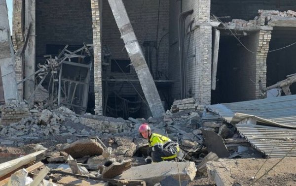 В Киеве на территории АТП произошел взрыв: есть жертвы, под завалами могут быть люди
В Киеве на территории АТП произошел взрыв: есть жертвы, под завалами могут быть люди