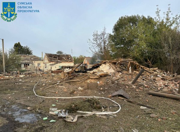 Унаслідок російського авіаудару на Сумщині у власному будинку загинула літня жінка
Унаслідок російського авіаудару на Сумщині у власному будинку загинула літня жінка
