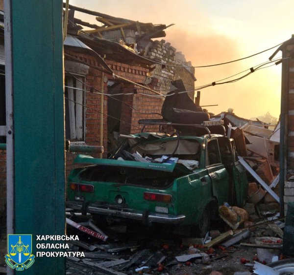 Ворог знову здійснив авіаатаку по Циркунах біля Харкова. Постраждали двоє людей
Ворог знову здійснив авіаатаку по Циркунах біля Харкова. Постраждали двоє людей