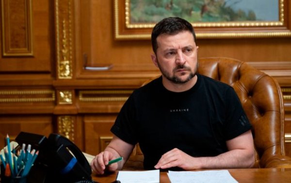 Зеленский уволил трех заместителей Ермака
Зеленский уволил трех заместителей Ермака