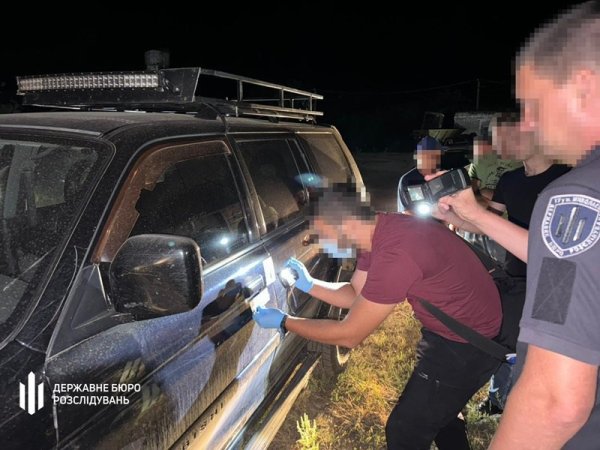 Підозру отримали три людини, які переправили Дмитрука за кордон
                                