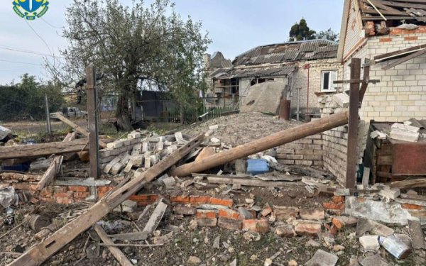 Унаслідок російського авіаудару на Сумщині у власному будинку загинула літня жінка
Унаслідок російського авіаудару на Сумщині у власному будинку загинула літня жінка