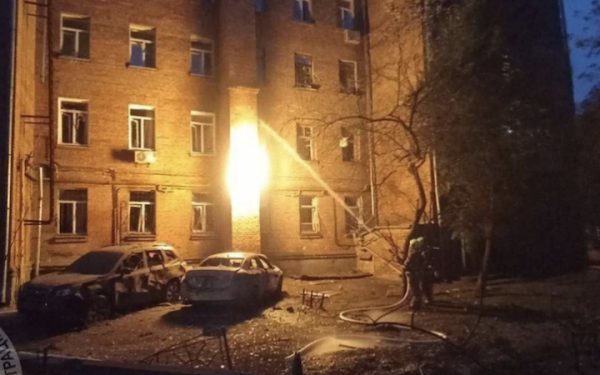 Росіяни атакували Київ. Пошкоджено будинок і десятки авто, поранена дитина
Росіяни атакували Київ. Пошкоджено будинок і десятки авто, поранена дитина