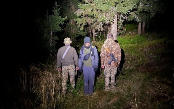 Прикордонники в горах відшукали молодика, який намагався потрапити до Румунії і ледь не загинув
Прикордонники в горах відшукали молодика, який намагався потрапити до Румунії і ледь не загинув