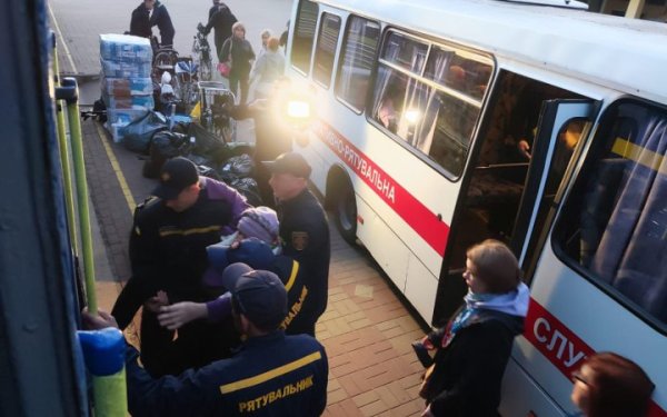 Із Сум евакуйовують підопічних геріатричного пансіонату, який обстріляла Росія
Із Сум евакуйовують підопічних геріатричного пансіонату, який обстріляла Росія