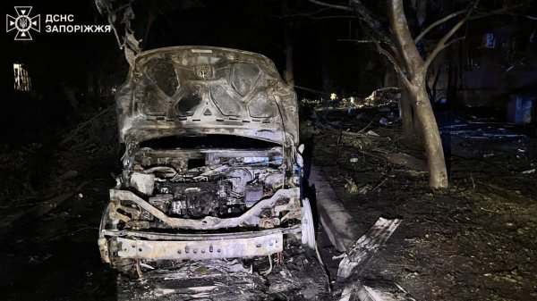 Уночі окупанти завдали авіаударів по Запоріжжі. Кількість поранених зросла до 22 (оновлено)
Уночі окупанти завдали авіаударів по Запоріжжі. Кількість поранених зросла до 22 (оновлено)