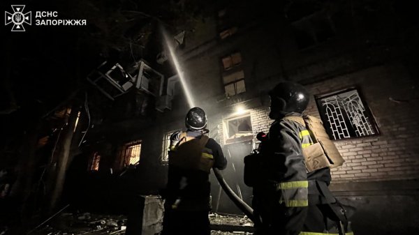Уночі окупанти завдали авіаударів по Запоріжжі. Кількість поранених зросла до 22 (оновлено)
Уночі окупанти завдали авіаударів по Запоріжжі. Кількість поранених зросла до 22 (оновлено)