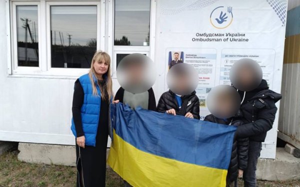 Україні вдалося повернути з російської окупації сім'ю з трьома дітьми
Україні вдалося повернути з російської окупації сім'ю з трьома дітьми