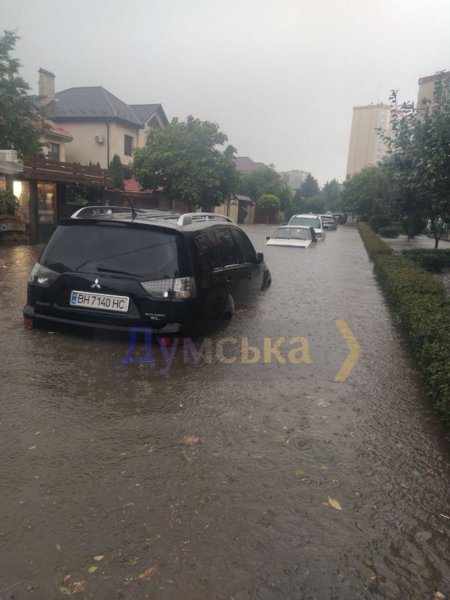 В Одесі та Чорноморську через сильну зливу затопило вулиці
В Одесі та Чорноморську через сильну зливу затопило вулиці