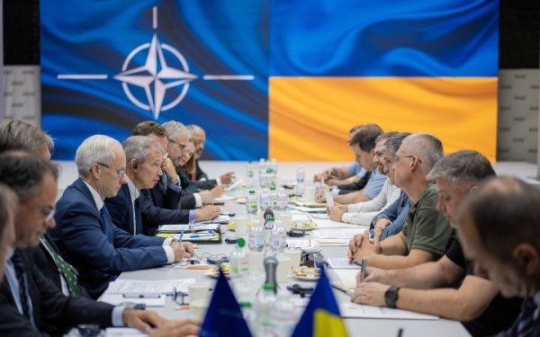 До Києві прибула делегація НАТО. З Міноборони говорили про пришвидшення допомоги Україні
До Києві прибула делегація НАТО. З Міноборони говорили про пришвидшення допомоги Україні