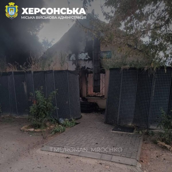 Російська армія знищила центр видачі гумдопомоги в Антонівці Херсонського району
Російська армія знищила центр видачі гумдопомоги в Антонівці Херсонського району