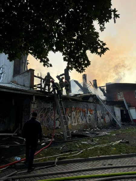 У Львові згорів кінотеатр "Дзвін". Попередня причина - підпал
У Львові згорів кінотеатр "Дзвін". Попередня причина - підпал