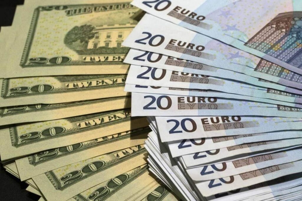 Курс валют на 12 вересня: вартість долара, євро та злотого помітно змінилася Курс валют на 12 вересня: вартість долара, євро та злотого помітно змінилася
