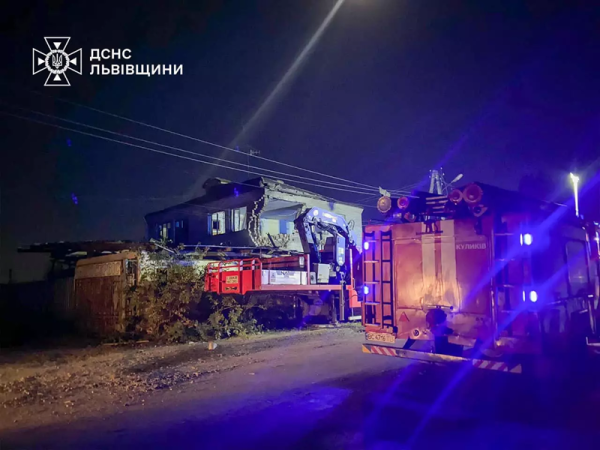 На Львівщині внаслідок падіння російського "шахеда" горіло приміщення колишнього колгоспу
На Львівщині внаслідок падіння російського "шахеда" горіло приміщення колишнього колгоспу