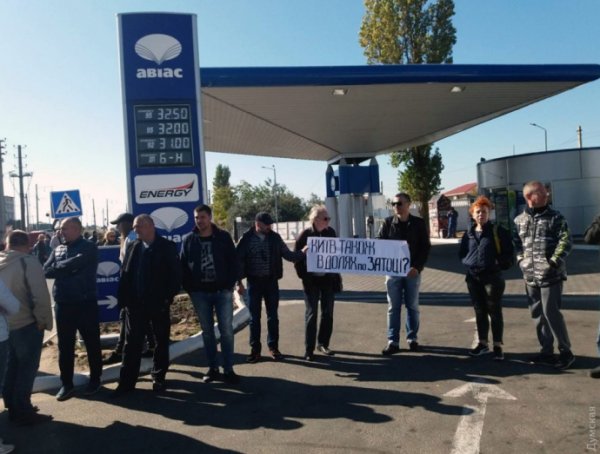 Жители Одесчины перекрыли трассу: протестуют против застройки побережья Жители Одесчины перекрыли трассу: протестуют против застройки побережья