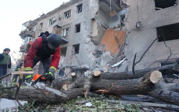Больше 10 КАБов, разрушения в трех районах и раненые. Что известно об ударе РФ по Запорожью
Больше 10 КАБов, разрушения в трех районах и раненые. Что известно об ударе РФ по Запорожью