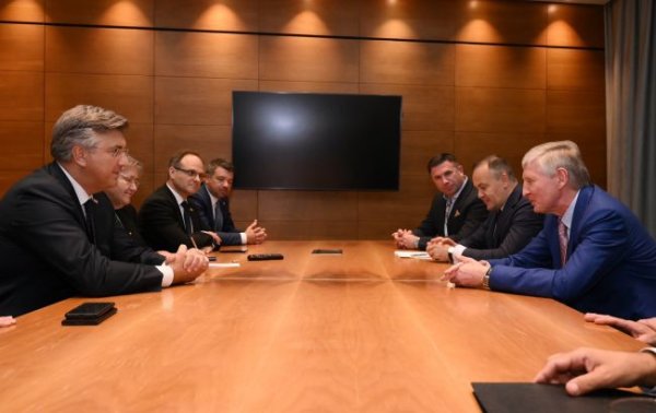 Премьер Хорватии встретился с украинским бизнесом в Киеве
Премьер Хорватии встретился с украинским бизнесом в Киеве