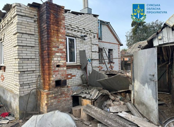 Унаслідок російського авіаудару на Сумщині у власному будинку загинула літня жінка
Унаслідок російського авіаудару на Сумщині у власному будинку загинула літня жінка