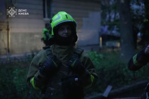 Над Киевом сбили десяток БпЛА: повреждены 20 авто, пожар уже потушили – КГВА Над Киевом сбили десяток БпЛА: повреждены 20 авто, пожар уже потушили – КГВА