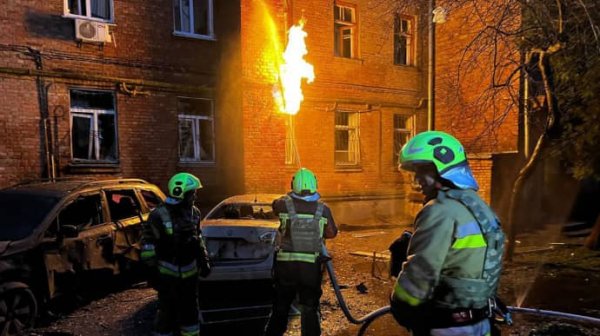 Над Киевом сбили десяток БпЛА: повреждены 20 авто, пожар уже потушили – КГВА Над Киевом сбили десяток БпЛА: повреждены 20 авто, пожар уже потушили – КГВА