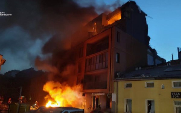 Падіння уламків "шахеда" спричинило пожежу під Львовом
Падіння уламків "шахеда" спричинило пожежу під Львовом