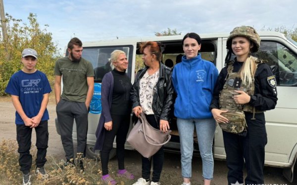 Поліцейські та волонтери евакуювали останніх дітей, які перебували у Вовчанській громаді
Поліцейські та волонтери евакуювали останніх дітей, які перебували у Вовчанській громаді