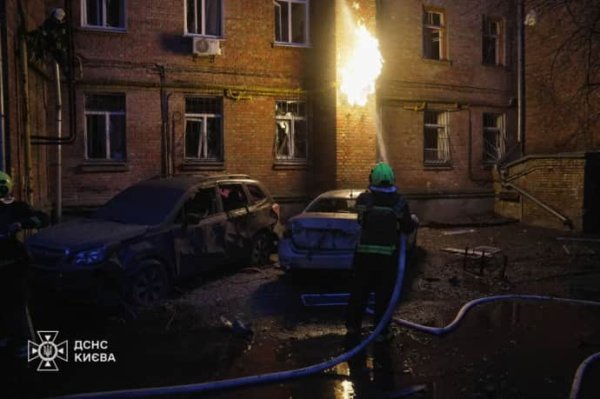 Над Киевом сбили десяток БпЛА: повреждены 20 авто, пожар уже потушили – КГВА Над Киевом сбили десяток БпЛА: повреждены 20 авто, пожар уже потушили – КГВА