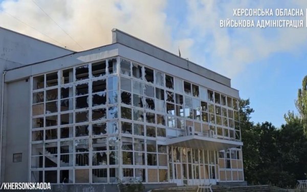 Окупанти вранці скинули два КАБи на Херсон
Окупанти вранці скинули два КАБи на Херсон
