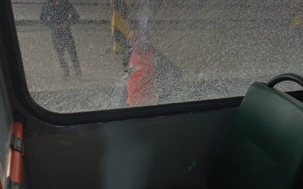 У Херсоні росіяни скинули вибухівку із дрона поруч із тролейбусом
У Херсоні росіяни скинули вибухівку із дрона поруч із тролейбусом