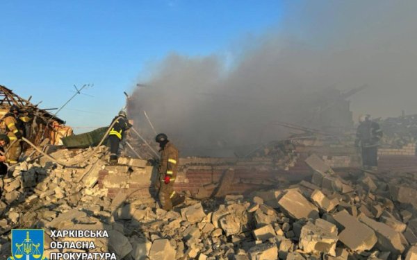 Ворог знову здійснив авіаатаку по Циркунах біля Харкова. Постраждали двоє людей
Ворог знову здійснив авіаатаку по Циркунах біля Харкова. Постраждали двоє людей