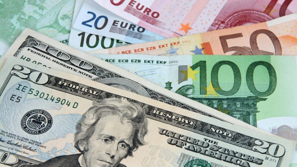 НБУ продовжує знижувати курс гривні: яка вартість долара, євро та злотого НБУ продовжує знижувати курс гривні: яка вартість долара, євро та злотого