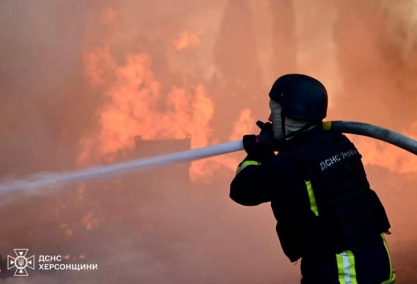 Ворожі війська атакували Херсон: горіло складське приміщення
Ворожі війська атакували Херсон: горіло складське приміщення