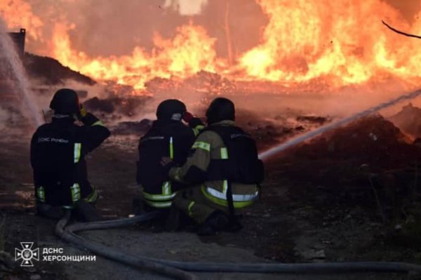 Россияне ударили по Херсону: вспыхнул масштабный пожар Россияне ударили по Херсону: вспыхнул масштабный пожар
