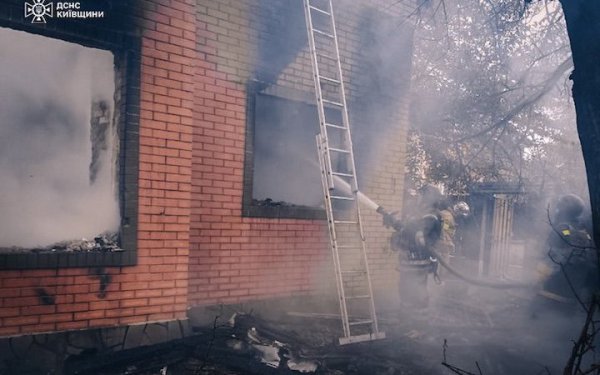 У Київській області внаслідок падіння уламків частково зруйновано будинок
У Київській області внаслідок падіння уламків частково зруйновано будинок