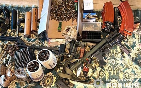 Житель Житомирщини торгував російською трофейною зброєю та боєприпасами
Житель Житомирщини торгував російською трофейною зброєю та боєприпасами