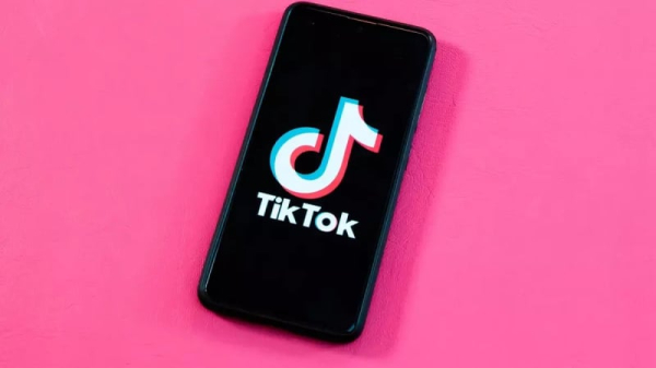 TikTok увольняет сотни работников, заменяя их искусственным интеллектом
TikTok увольняет сотни работников, заменяя их искусственным интеллектом