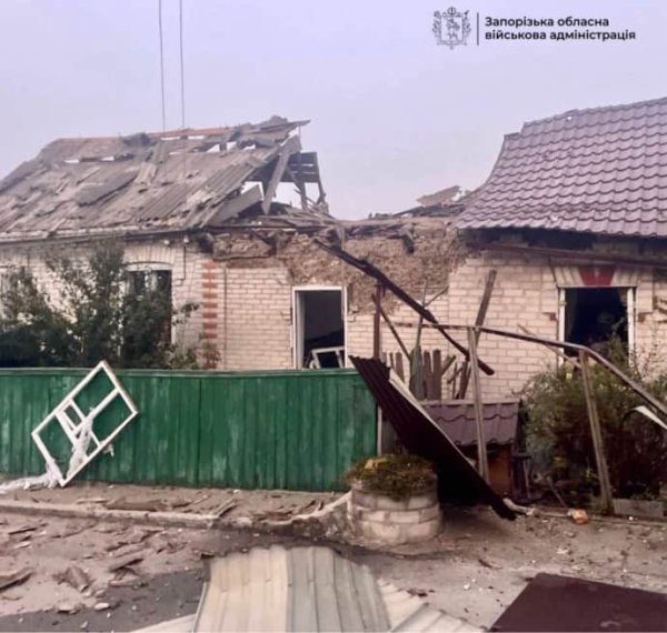 Россияне атаковали Запорожье: 2 пострадавших, разрушены дома Россияне атаковали Запорожье: 2 пострадавших, разрушены дома