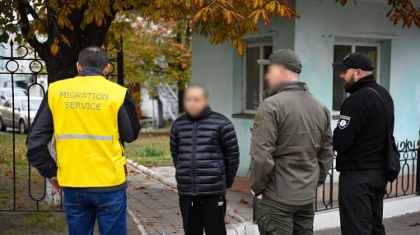 Из Украины выдворили осужденного за шпионаж китайского ученого Из Украины выдворили осужденного за шпионаж китайского ученого